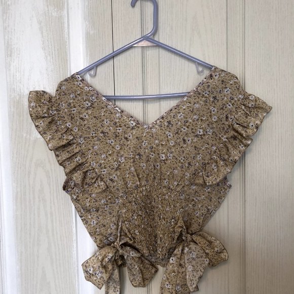 Ditsy Yellow Floral Butterfly Sleeve Blouse size M *FREE WITH PURCHASE* - Picture 5 of 7